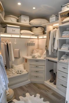 Girly Walk In Closet, Apartment Closet, Walk In Closet Ideas, Organized Closet, Dream Closet Design, Cute Closet, Dream Bedroom Inspiration, Dream Life House, Room Redesign