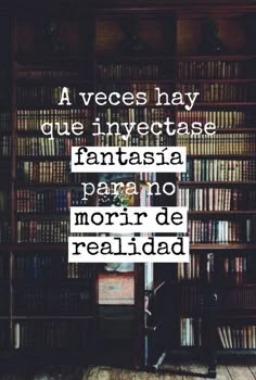 a book shelf filled with lots of books next to a white sign that reads, veces hay que inyectase fantasse fantassa para no mori de realidad