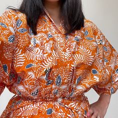 Cette robe kimono batik est fabriquée à partir de tissu de coton blanc qui est ensuite estampé et teint à la main en utilisant une technique de cire et de teinture batik vieille de 700 ans. Le tissu batik est également ensuite cuit au soleil.



 Cette robe kimono en batik est conçue à Manhattan Beach, en Californie et fabriquée à la main par des artisans de Java, en Indonésie.

 Veuillez vous attendre à une certaine variation de couleur en raison de la teinture à la main et du processus de séc Cotton Kimono With Natural Dye And Relaxed Fit, Cotton Kimono With Batik Print And Long Sleeves, Spring Cotton Kimono With Batik Print, Cotton Batik Print Kimono For Spring, Traditional Summer Batik Print Kimono, Summer Batik Print Long Sleeve Kimono, Summer Long Sleeve Kimono With Batik Print, Long Sleeve Batik Print Kimono For Summer, Spring Orange Cotton Kimono