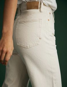 Swedish Fashion Women, Best White Jeans, American Eagle Jeans Women, White Jeans Winter, Off White Jeans, Womens White Jeans, Off White Pants, Cream Jeans, Tan Jeans