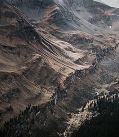 the mountains are covered in snow and clouds with a bible verse written above them that reads, o meu soccoro vem do senioror que senhor que cuee at terra