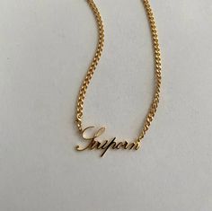 Descripción del producto:
Celebrela con nuestro exquisito collar personalizado chapado en oro de 14k, un regalo perfecto para cumpleaños, San Valentín, Navidad y cualquier otra ocasión especial. Esta popular cadena de eslabones cubanos está disponible en oro, plata y oro rosa y ofrece una variedad de opciones elegantes que combinan con su estilo.

Este collar personalizado está elaborado con amor y atención al detalle, lo que garantiza que sea  hipoalergénico para pieles sensibles. No solo eso, Trendy Sterling Silver Name Necklace Gift, Elegant Customizable Gold Plated Name Necklace, Customized Rose Gold Name Necklace As A Gift, Customized Rose Gold Name Necklace For Gifts, Trendy Personalized Rose Gold Charm Necklaces, Personalized Rose Gold Clavicle Chain Charm Necklace, Customized Rose Gold Necklaces As Gifts, Customized Rose Gold Necklace As Gift, Customized Rose Gold Necklace For Birthday Gift