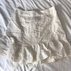 Size Small Chic White Cotton Skirt, White Ruffled Skirt For Spring, Chic Summer Mini Skirt With Lace Trim, White Fitted Skirt For Vacation, Feminine White Flowy Mini Skirt, Feminine White Tiered Skirt, Chic White Mini Skirt With Ruffles, White Cotton Feminine Skirt, Chic Off-white Tiered Skirt