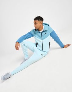 Whether you're kickin' back or heading out, do it in style and comfort with these men's Tech Fleece Joggers from Nike. In a Glacier Blue colourway, these slim, tapered joggers are cut from soft Tech Fleece fabric for everyday comfort. They feature an elasticated, drawcord waistband for an adjustable fit, with ribbed cuffs to hold the shape and side pockets and a zip-up pouch for storage. Finished up with signature Futura branding. Machine washable | Our model is 6'1" and wears a size medium. Nike Tech Fleece Blue, Blue Nike Tech Fleece, Blue Nike Joggers, Blue Nike Tech, Nike Tech Fleece Joggers, Liverpool Manchester United, Nike React Vision, 270 Nike, Tapered Joggers