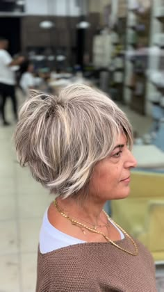 ÖzgürEr | Özgürce dokunuş ✂️✨✨ | Instagram Short Hairstyle Women 2025 Trends, Grey Short Hair, Beautiful Short Haircuts, Short Choppy Bobs, Short Haircuts Ideas, Pixie Haircut Ideas, Short Silver Hair, Shaggy Short Hair, Short Haircut Styles