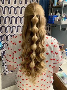 Half up half down, curled hair with a bubble braid. #prom #promhairstyles #braid #bubblebraid #curly #curledhair Half Up Half Down Hairstyles Bubble Braids, Half Up Bubble Braids With Curls, Bubble Braid Blonde, Spirit Day Hairstyles High School, Cute Hairstyles With Curls Simple, Cute Hair For A Dance, Bubble Braid Hairstyles Half Up Half Down, Cheer Hairstyles Bubble Braids, Different Bubble Braids