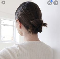 Emily Weiss, Ouai Haircare, Second Day Hairstyles, Low Bun Hairstyles, Hair Arrange, Low Ponytail, Hair Routines, Twist Braids, Professional Hairstyles