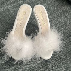 Gorgeous White Feather Heels Brand New. White Heels With Feathers, White Fuzzy Slippers, Fluffy White Slippers, Birthday Heels Black Women, White Fur Heels, White Feather Heels, White Fluffy Heels, White Swan Halloween, Heels With Feathers