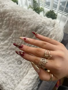 Red And Gold Valentine’s Day Nails, Valentines Nails Red And Gold, Red White Gold Nails, Nails St Valentin, Gold Valentine Nails, St Valentin Nails, Red And Gold Nails Ideas, 21st Nails, Gold And Red Nails