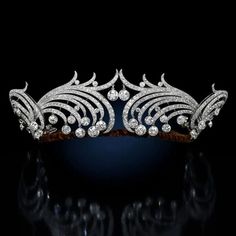 Handmade crown Recycling: No Silver weight: 62.000 Grams Crown Length: 18.00 inches Crown width: 4.50 inches Gemstone: American Diamond ( zircon)  Diamond weight: 29.09 ct Diamond shape: Round Diamond colure: white Material: Silver Silver purity: 925 Stone putting: prongs & pave Cartier Tiara, Ali Macgraw, Necklace Combo, Wigs Hairstyles, Crowns And Tiaras, Diamond Tiara, Crown Tiara, Head Pieces, Royal Jewels