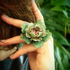 Тайский дизайнер Nisan Ongwuthitham Кольцо "CABBAGE ROSE" Tsavorite Ring, Peridot Crystal, Cabbage Rose, Cabbage Roses, Floral Jewelry, Floral Jewellery, Jewelry Photography, Flower Jewelry, Gold Jewelry Fashion