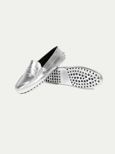 These Aurélien Moccasins Driving Shoes Silver for Women Size 9/9.5 symbolize Mediterranean style and ultimate comfort. A combination of traditional details and a contemporary twist. This model is made in  Leather. The  Shoes are made entirely by hand in Italy. For exclusive, luxurious and handmade Italian Shoes you've come to the right place at Aurélien! Shoes Leather Women, Driving Shoes Women, Master Brand, Moccasins Women, Work Shoes Women, Shoes Silver, Moccasins Mens, Driving Loafers, Italian Shoes