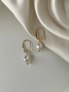 This freshwater pearl earrings are handmade using only 100% natural freshwater pearls. This handmade piece is of anti tarnish and lightweight.    The earrings are a high quality piece, they are elegant, minimalist, lightweight and great for daily use or for a special occasion. Hand crafted with lustrous freshwater pearls they add a touch of classic elegance and understated glamour to any outfit. Complete your bridal look with these romantic jewellery pieces. Perfect as bridesmaids' and flower gi Drop Earrings Bridal, Pearl Drop Earrings Bridal, Understated Glamour, Pearl Earrings Wedding, Freshwater Pearl Earrings, Romantic Jewellery, Baroque Pearl Earrings, Earrings Round, Gold Pearl Earrings