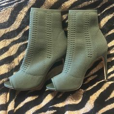 Steve Madden Size 11 Women Hunter Green Boots Open Toe Chic Fitted Booties For Spring, Spring Chic Fitted Booties, Chic Fitted Spring Booties, Spring Fitted Booties With Round Toe, Fitted Closed Toe Spring Booties, Fitted Booties With Round Toe For Spring, Fitted Spring Booties With Round Toe, Summer Fitted Booties With Round Toe, High Heel Fabric Boots For Spring