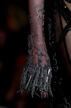 Wedding Dress Fringe, Surrealist Fashion, Haute Couture Embroidery, Textiles Design, Dress Sewing Tutorials, Zara Accessories, Embroidery Beading, Outfits Wedding, Couture Embroidery