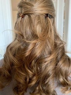 Cute Hairstyles With Pearls, Mini Hair Claw Clip Hairstyles, Wedding Hair Unique, Christmas Hair For Short Hair, Criss Cross Half Up Half Down Hair, Cute Hairstyles With Bobby Pins, Messy Hair Braid, Okd Money Hair Styles, Hairstyle With Small Claw Clip