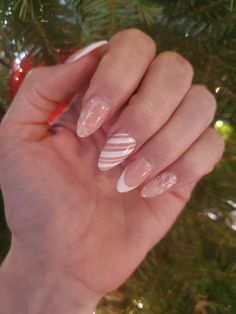 Trendy Nails Christmas 2024, Short Acrylic Nails Almond Winter, Cute Almond Nails Christmas, Christmas Nail Almond Ideas, Cute Christmas Acrylic Nails Almond, Winter Nails Simple Almond, Almond Nails For January, Mail Designs Christmas, Basic Almond Christmas Nails