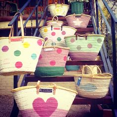 Blog sobre decoración y restauración de muebles y otros objetos para el hogar. Diy Clothes Bag, French Basket, Beach Basket, French Baskets, Basket Bags, Diy Clutch, Handpainted Bags, Market Basket