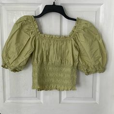 Levi’s Woman’s Tilly Smocked Blouse In Nile - Green Nwt 100% Cotton Ships From A Smoke-Free Home! Red Cami, Smocked Blouse, Statement Blouse, Cropped Tee Shirt, Beige Blouse, Denim Crop Top, Smock Blouse, Puff Sleeve Crop Top, Small Crop Tops