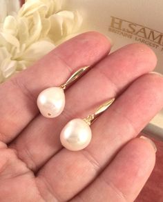 Stunning Vintage Gold Pearl Dress Earrings Classic Wedding Style Bridal Dress Jewelry Total drop of 2.8 cm from top of ear wire  each creamy pearl is approx  1.3 cm long and 1.1 cm wide stamped 14K total weight of both together is 4.94 gams This is a lovely pair, in excellent condition (box for display purposes only) Roseworthysvintage Jewelry Classic Style Wedding Bridal Dress Jewellery Customs and import taxes Buyers are responsible for any customs duties and import taxes charged by their resp Bride Presents, Antique Clip-on Pearl Earrings For Wedding, Vintage Pearl Clip-on Earrings For Wedding, Vintage Nickel-free Pearl Earrings For Wedding, 1950s Pearl Earrings, Vintage Gold Clip-on Pearl Earrings, Dress Earrings, Mother Bride, Jewelry Pearls