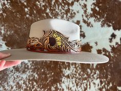 Leather Hat Bands, Hat Bar, Hat Bands, Chapeau Cowboy, Western Accessories, Leather Hat, Leather Crafting, Leather Ideas, Hand Tooled Leather