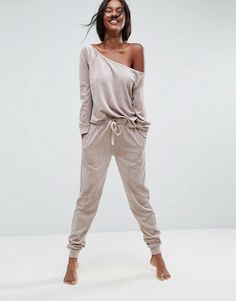 ASOS LOUNGE - Sweat-shirt en velours à épaules dénudées - Chair | ASOS Pijamas Women, Loungewear Outfits, Lounge Outfit, Lazy Day Outfits, Loungewear Women, Looks Chic, Sporty Outfits, Womens Loungewear, Mode Inspiration