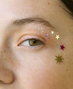 Stars On Eyes Makeup, Simple Star Makeup, Gold Star Makeup, Glitter Star Makeup, Glittery Makeup Looks, Gold Star Makeup Look, Glittery Makeup, Concert Makeup, Look Festival