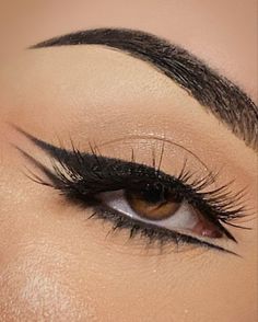 Entonces, estas preparada para aprender desde cero a crear en tu bello rostro una obra de arte con "Maquíllate en 6 pasos, cómo ser tu propia make up artist" Prom Eyeliner Looks, Graphic Eyeliner On Hooded Eyes, Make Up Eyeliner Ideas, Sharp Eyeliner Look, Creative Eyeliner Looks Hooded Eyes, Euphoria Makeup Eyeliner, Hooded Eyes Eyeliner Graphic, Double Liner Eye Makeup, Hooded Eyes Graphic Liner