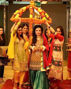 8 Cool Ways To Use Umbrellas As Decor At Your Indian Wedding! - Blog Mehndi Entry Ideas, Entry Ideas For Bride, Mehndi Entry, Bride Entrance, Pakistani Mehndi Dress, Mehndi Function, Bridal Entry, Mehndi Bride