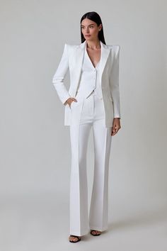 Eleganter Weißer Damen 3-Teiler Blazer, Weste, und Schlaghose Treten Sie ein in zeitlose Eleganz mit unserem sorgfältig gefertigten weißen 3-teiligen Anzug für Damen. Dieser Anzug eignet sich perfekt für Hochzeiten, Abschlussbälle, formelle Veranstaltungen oder im Büro und bietet einen raffinierten und polierten Look. Merkmale: Premium-Material: Hergestellt aus hochwertigem Stoff, ist dieser Anzug nicht nur stilvoll, sondern auch bequem und langlebig. Der Stoff bietet ein glattes und luxuriöses Prom Pant Suit, Prom Pants, Womens 3 Piece Suit, Dinner Party Outfit, Graduation Suit, Estilo Kardashian, Dinner Party Outfits, Formal Office, Womens Suits