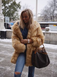 lovisawallin Blogg Janni Deler, Real Fur Coat, Winter Attire, South Tyrol, Coats Women, Fur Coats Women, Dress Well, Ski Suits, Fake Fur