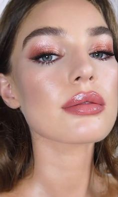 Classy Glowy Makeup, Pink Glowy Eye Makeup, Glowy Pink Makeup Look, Glossy Dewy Makeup, Hoco Makeup Pink Dress, Glowy Makeup For Prom, Makeup Dewy Glow, Pink Makeup For Blue Eyes, Dewy Pink Makeup Look