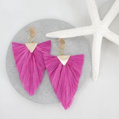 Introducing our stunning summer style LaLa statement earrings, handcrafted from high-quality natural dried palm leafs and featuring an array of bright and vibrant colors that perfectly capture the essence of the season. These earrings are the perfect accessory for any warm weather occasion, from beach parties to outdoor festivals and everything in between. Measuring at a comfortable and lightweight size, these earrings are designed to make a bold statement and add a pop of color to any outfit. T Chic Pink Earrings For Summer, Chic Pink Summer Earrings, Natural Color Earrings For Vacation In Spring, Natural Earrings For Vacation In Spring, Trendy Pink Earrings For Vacation, Pink Earrings For Summer Vacation, Pink Summer Vacation Earrings, Natural Color Spring Earrings For Beach, Natural Color Drop Earrings For Summer