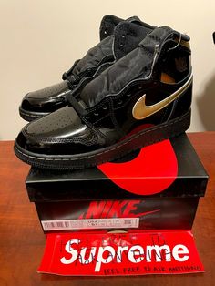 Nike Jordan 1 Retro High Black Metallic Gold (Grade School) Style code: 575441-032 Color: Black Metallic Gold Size: GS 5.5Y / 4.5 UK  / 38 EU / 24 CM / 7 Women Condition: BRAND NEW NEVER WORN WITH BOX "The unmistakable shine of patent leather has been appearing on Air Jordans since the AJ11 first hit the scene in 1995. Today, this AJ1 is taking that relationship to a whole new level. Covered in black and gold patent leather from heel to toe, this simple but elegant Black and Gold AJ1 is nothing Jordans Outfits, Nike Mid, Nike Jordan 1, Cute Nike, Cute Nike Shoes, School Style, Cute Nikes, On Air, Grade School