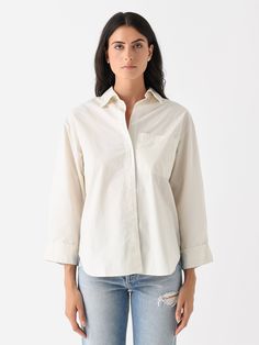 DESCRIPTION:An easy-fitting button-down shirt made from lightweight cotton with a dropped shoulder design and turnback button cuffs.FEATURES:Spread CollarDropped ShoulderLeft Chest PocketButton CuffsButton-Down PlacketCurved Hem100% CottonClassic FitModel is wearing size Small top.Model's Measurements: Height: 5'11" | Bust: 34B | Waist: 25" | Hips: 36" | Dress Size: 2-4 (US)