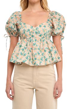 An English garden grows across a cotton top styled for romance with a sweet neckline and pretty puff sleeves. Sweetheart neck Short sleeves with elastic cuffs Lined 100% cotton Hand wash, dry flat Imported Tops Designs For Jeans, Western Tops For Women, Cotton Short Tops, Floral Puff Sleeve Top, Cotton Tops Designs, Crop Top Designs, Short Kurti, Fancy Tops