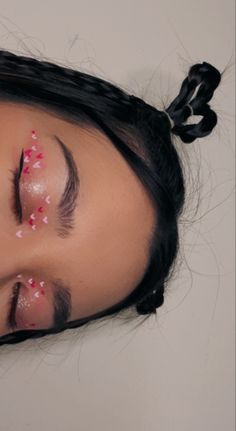 Pink Heart Makeup Aesthetic, How To Make Graphic Liner With Eyeshadow, Love Heart Makeup Looks, Pink Make Up Ideas Simple, Make Up Looks For Valentines Day, Cute Heart Makeup Looks, Easy Simple Pink Eyeshadow Looks, Cute Valentine’s Day Make Up Looks, Pink Makeup Valentines Day