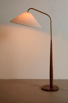 Vintage Modern Lamps, Century Modern Bedroom, Mid Century Lamps Floor, Mcm Floor Lamp, Standing Lamps Living Room, Simple Lamp, Floor Lamp Bedroom, Mid Century Lamp, Beautiful Interior Design