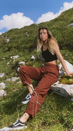 Embrace the beauty of spring with these fresh and stylish hiking outfits for 2024. Conquer the trails in bloom and explore nature's awakening. 🌼🌿 #SpringHikingOutfits #TrailFashion #AdventureInStyle Alt Granola Outfits, Granola Lesbian Outfit, Granola Dress, Outdoorsy Style Summer, Mountain Aesthetic Outfit, Granola Girl Aesthetic Summer, Granola Girl Style Summer, Boho Aesthetic Outfit