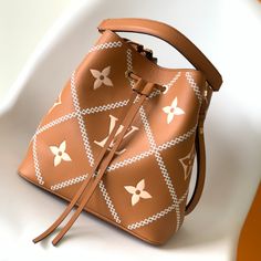 This NéoNoé bucket bag is made of soft Monogram Empreinte leather. It presents unique patterns with printing, embossing and embroidery. It pays tribute to the quilted lining design of the brand's hard case and leads the 2022 spring and future fashion.

Dimensions: 26 x 26 x 17.5 cm Lv Neonoe, Louis Vuitton Yayoi Kusama, Louis Vuitton Neonoe, Louis Vuitton Capucines, Large Cosmetic Bag, Lv Purse, Medium Handbags, Lv Handbags, Lv Belt