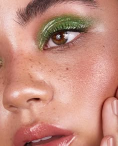 Christmas Party Makeup, Make Up Color, Party Make-up, Faux Freckles, Glossy Eyes, Fun Makeup, Makeup Tutorial Eyeshadow, Green Eyeshadow