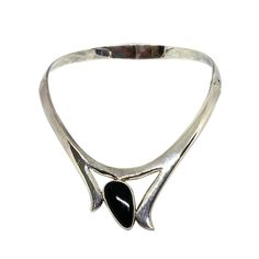 A fine Mexican sterling silver collar or necklace. The piece is hinged in two locations and has a modern abstract design with a polished bezel set agate. It is marked 950 Mexico CDC and a T number. Condition is excellent. Circa: Post 1980. Dimensions: Opening: 15", Bottom Length: 1 7/8". Weight: 3.09 troy ounces or 96.38 grams.  Due to the unique nature of this product, all sales are final. This item is not eligible for the standard Chairish return policy. Contemporary Silver Jewelry With Gemstone, Contemporary Formal Jewelry With Gemstones, Contemporary Gemstone Jewelry For Formal Occasions, Contemporary Formal Gemstone Jewelry, Contemporary Adjustable Formal Jewelry, Modern Polished Choker Jewelry, Modern Onyx Necklaces With Polished Finish, Contemporary Adjustable Jewelry With Polished Finish, Modern Onyx Necklace With Polished Finish