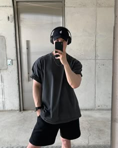 여름여름#룩플 | Instagram Muscular Men Fashion Outfit, Asian Guy Outfits, Partner Outfits, Muscular Men Fashion, Muscular Guy, Style Of Men, Nowhere Man, Selfies Ideas, Mens Shorts Outfits