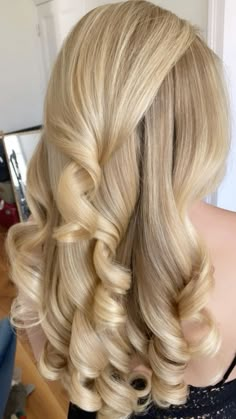 Beautiful Blonde Hairstyles, Blonde Shiny Hair, Big Blonde Curls, Hair Styles Blonde, Hair Ideas Blonde, Blonde Hair Inspiration, Hairstyle Inspo, Hair Stylies, Long Blonde