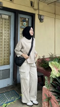 Rajut Outfit, Maroon Hijab, Casual Outfit Hijab, Style Hijab Casual Jeans, Hijab Casual Outfit, Hijab Casual Ootd, Hijab Formal, Style Hijab Casual, Zoo Outfit