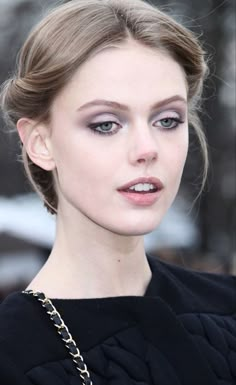 Lilac Eye Makeup, Lilac Eye, Protruding Eyes, Drag Make-up, Frida Gustavsson, Cute Eyeshadow Looks, Fresh Makeup, Simple Eye Makeup, Pink Eyeshadow