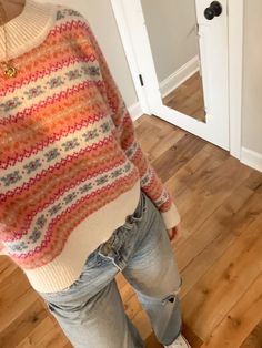 Ripped Jeans Fall Outfit, Fall Aesthetic Gilmore, Winter Fall Aesthetic, Aesthetic Uggs, Picture Ideas Winter, Outfit Inspo Sweater, Fall Outfit Inspo Aesthetic, Aesthetic Sweater Outfits, Outfit Picture Ideas