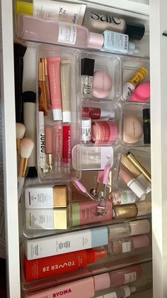 Makeup Inspo Products, Makeup In Vanity, Makeup Draws Organization Storage Ideas, Organized Skincare Drawer, Simple Makeup Organization, Beauty Drawer Organization, Makeup Table Decor Ideas, Beauty Set Up, Vanity Organization Ideas Drawers