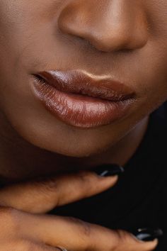 Do you want bigger lips instead of lip injectionsHere are 5 ways for naturally plumping your lipsincluding the finest lip plumperscollagen for lipsand more. How To Do Lip Liner, Get Fuller Lips Naturally, Liner Techniques, Best Lip Plumper, Fuller Lips Naturally, Bigger Lips, Natural Lip Plumper, Plump Lips Naturally, Beauty Tips And Hacks