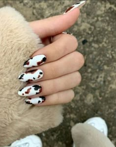 Simple Nail Acrylic, Fall Nails Western, Western Nails Ideas, Boho Nails Simple, Nail Ideas Western, Cowgirl Nails Westerns, Western Fall Nails, Cow Nail Art, Animals Nail Art